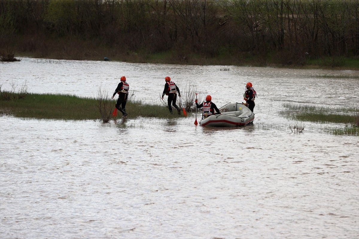 Sivas'ta İl Afet ve Acil Durum Müdürlüğü (AFAD) ekiplerinin Türkiye'nin en uzun nehri...