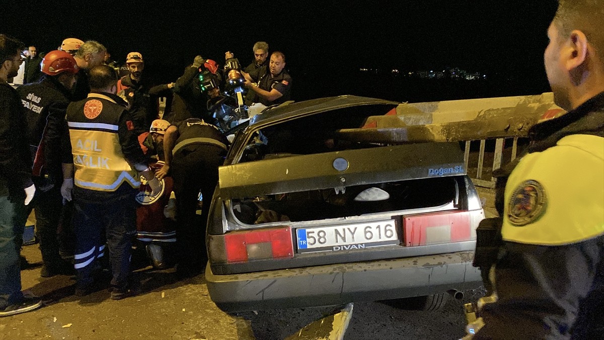 Sivas'ta otomobil köprü üzerindeki bariyere saplandı, hurdaya dönen araçta sıkışan sürücüyü AFAD...