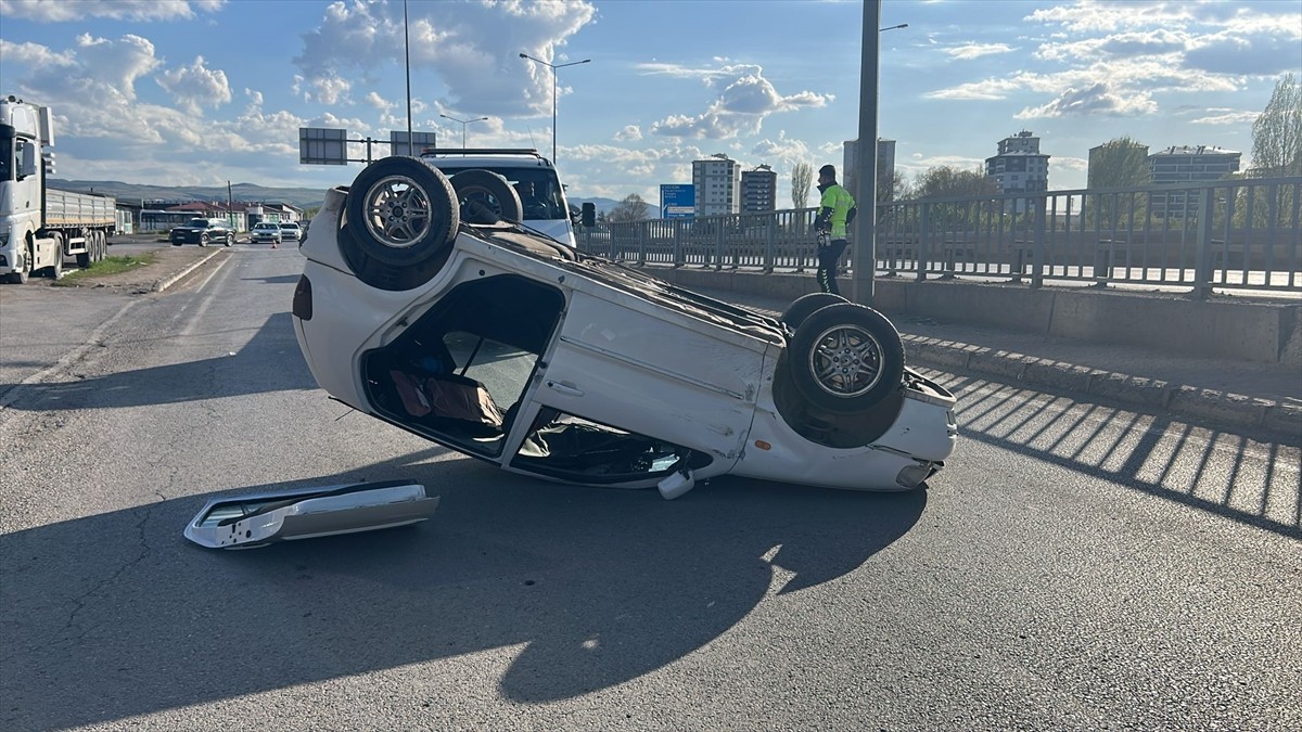 Sivas'ta otomobilin devrilmesi sonucu 3 kişi yaralandı.