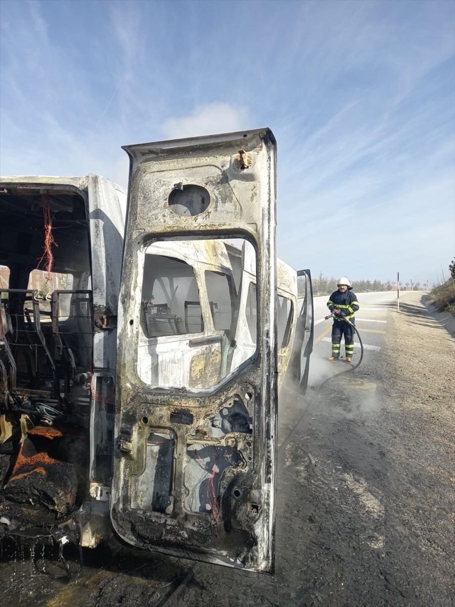 Sivas'ta seyir halindeki servis minibüsünde çıkan yangın itfaiye ekiplerince söndürüldü. İhbar...