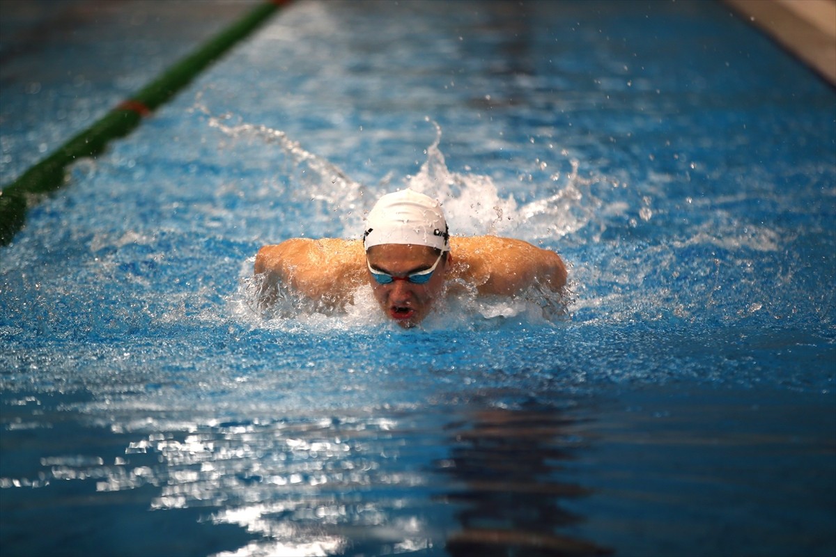 Slovenya'da düzenlenen yüzme şampiyonasından 4 altın ve 1 gümüş madalyayla dönen 15 yaşındaki...