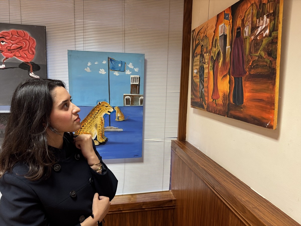 Somalili genç sanatçıların eserleri, İngiltere'nin başkenti Londra'da düzenlenen sergide...