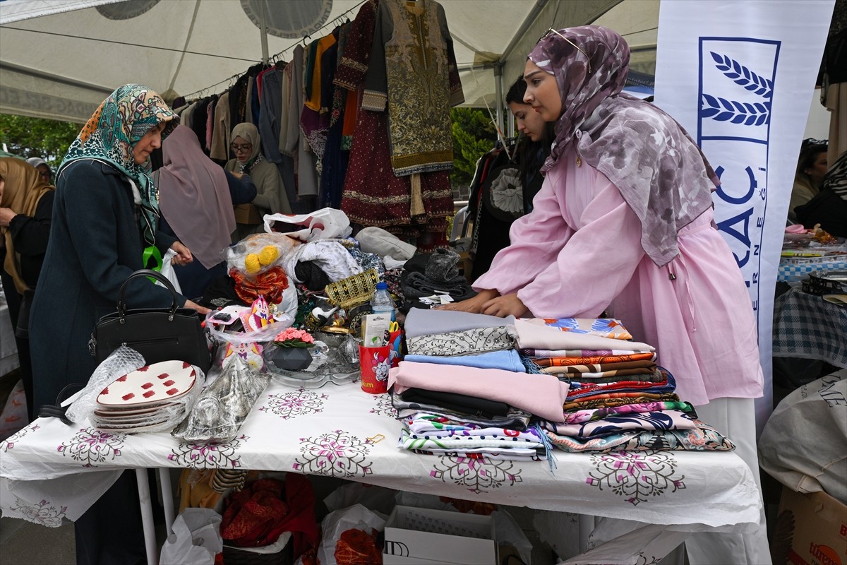 STK'larda Kadın Birliği Platformu (KABİP) öncülüğünde başkentte açılan "Hayır Çarşısı"ndan elde...