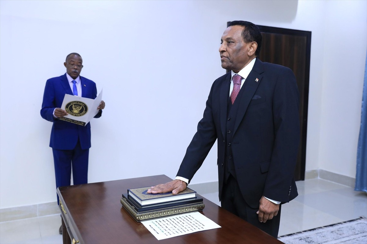 Sudan'ın yeni atanan Başbakanı Kamil İdris (sağda), yemin ederek görevine resmen başladı. Sudan...