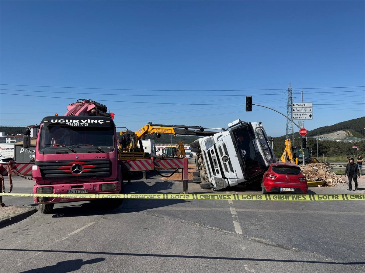 Sultanbeyli'de hafriyat kamyonu sürücü kursu otomobilinin üzerine devrildi. İhbar üzerine olay...