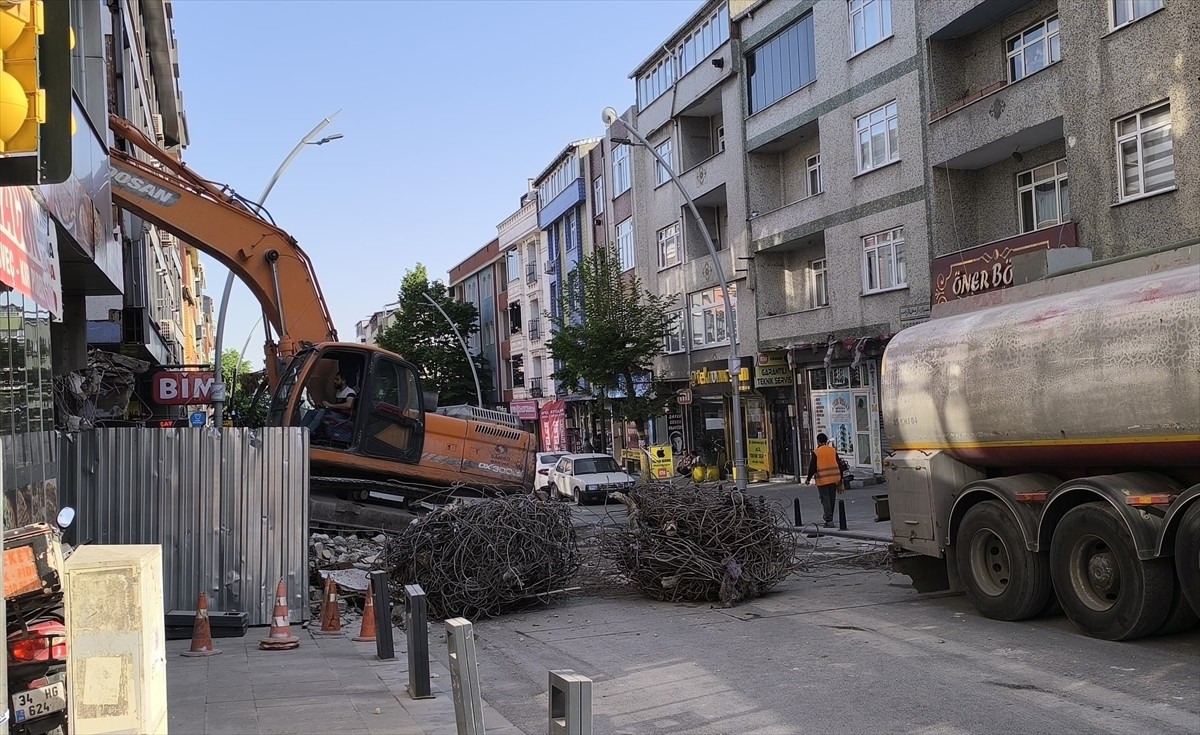 Sultangazi'de gerçekleştirilen bina yıkımı sırasında bitişik apartmanda hasar oluştu.