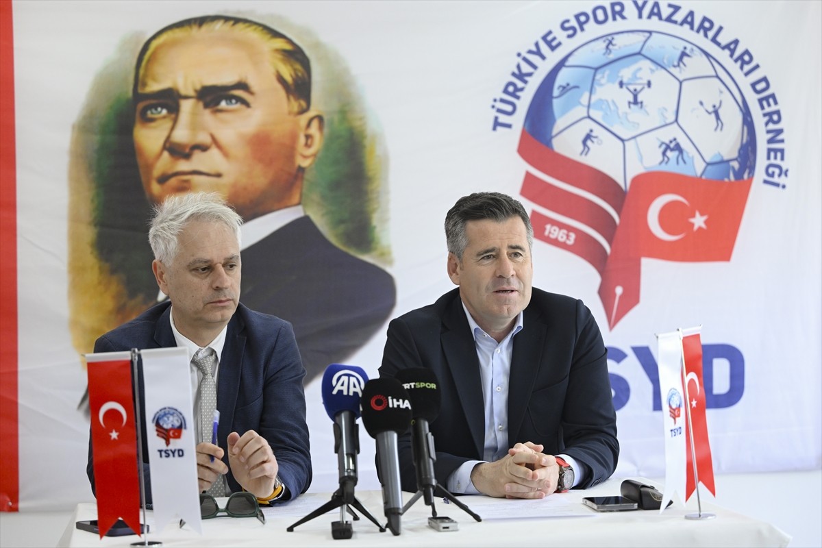 Süper Lig'e yükselen Gençlerbirliği'nin teknik direktörü Hüseyin Eroğlu (sağda) ve sportif...