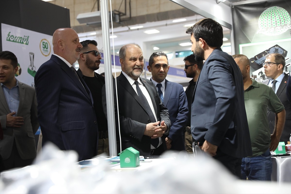 Suriye'de Baas rejiminin devrilmesinin ardından başkent Şam'da, onlarca Türk şirketinin...