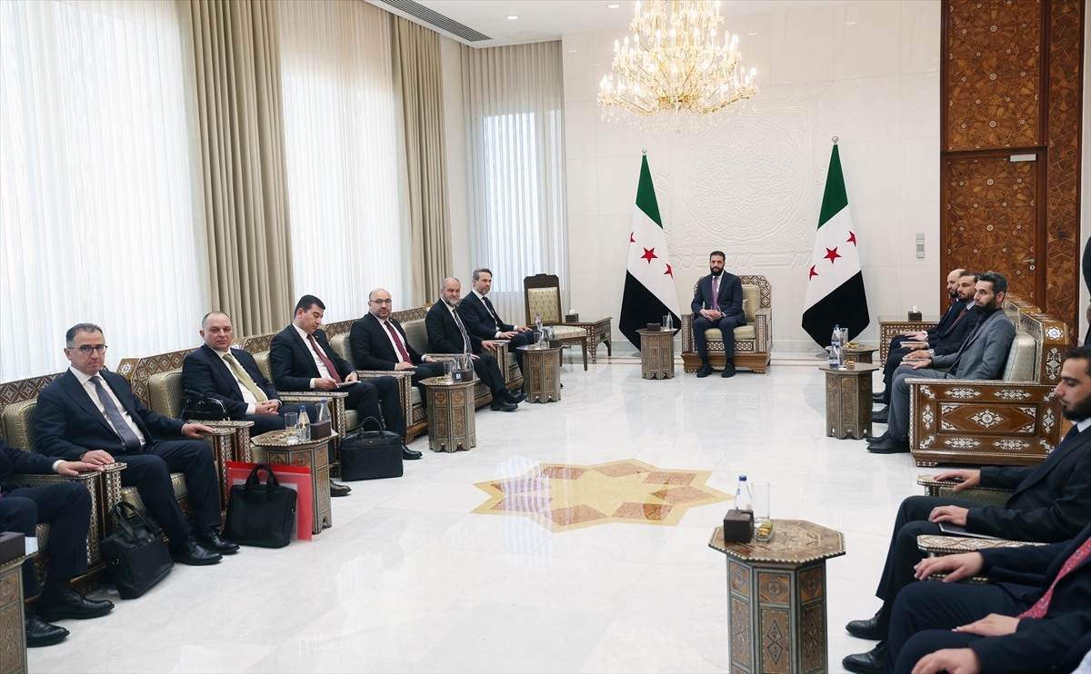 Suriye'de resmi temaslarda bulunan Enerji ve Tabii Kaynaklar Bakanı Alparslan Bayraktar (sol 3)...