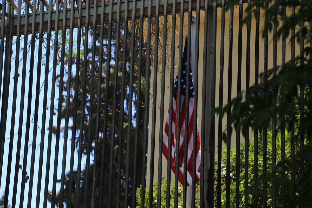 Suriye'nin başkenti Şam’daki ABD Büyükelçiliği konutunda, ABD bayrağı uzun yıllar sonra yeniden...