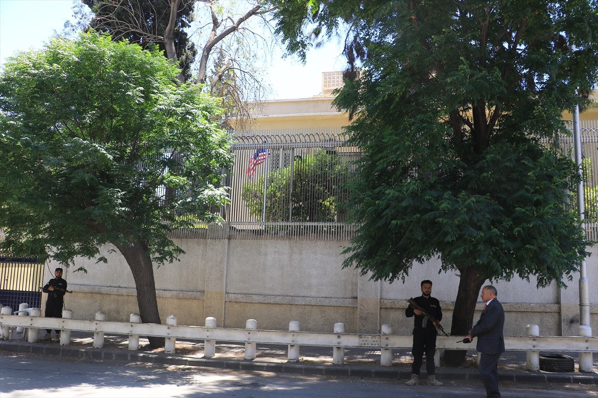 Suriye'nin başkenti Şam’daki ABD Büyükelçiliği konutunda, ABD bayrağı uzun yıllar sonra yeniden...