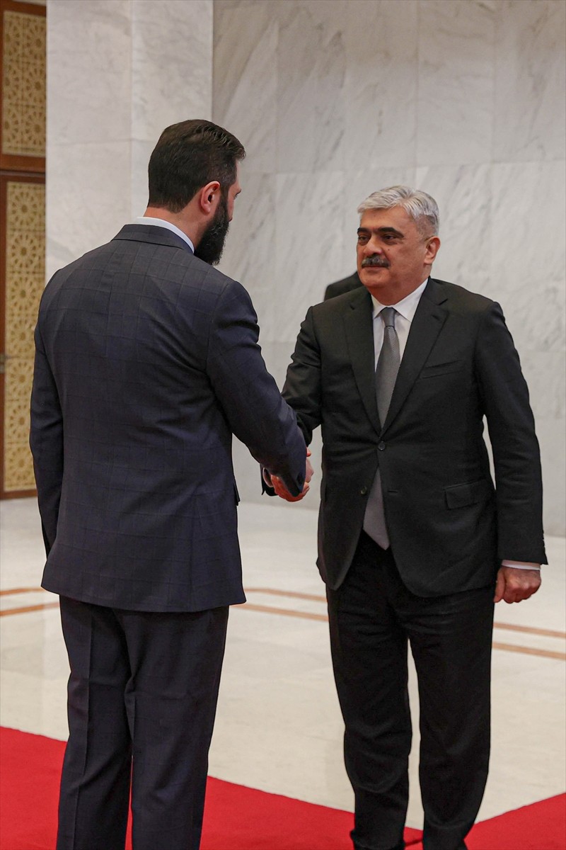 Suriye Cumhurbaşkanı Ahmed Şara (sağda), başkent Şam'a gelen Azerbaycan Başbakan Yardımcısı Samir...