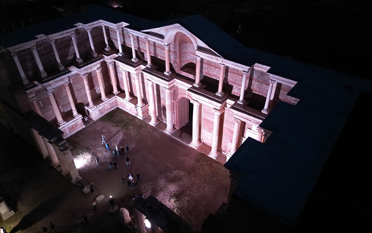 Tarihte paranın ilk basıldığı yer olarak bilinen Sardes Antik Kenti'nde, gece müzeciliği deneyimi...