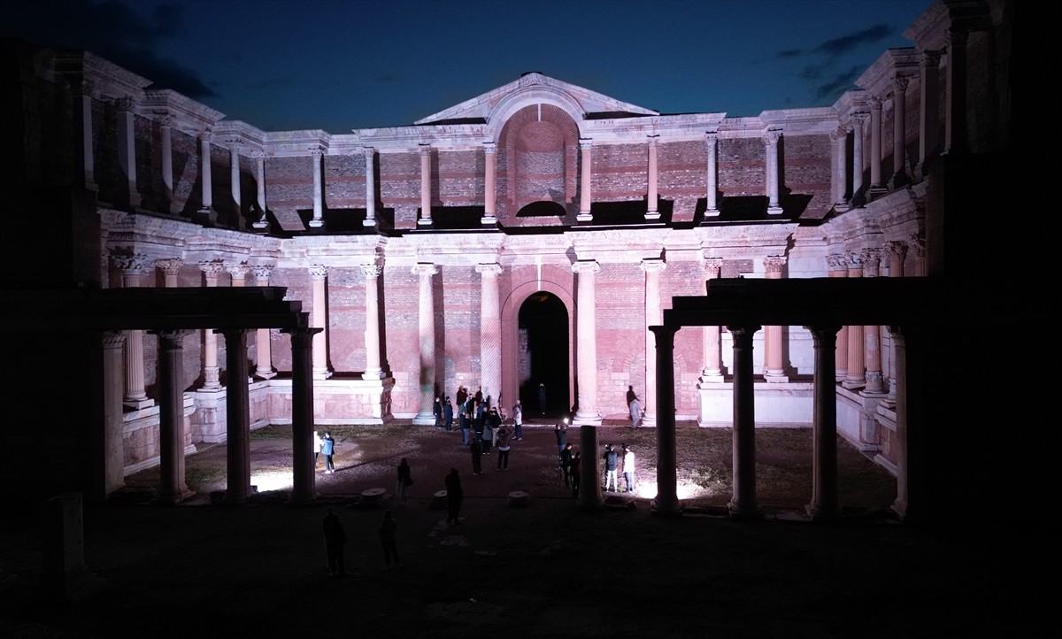 Tarihte paranın ilk basıldığı yer olarak bilinen Sardes Antik Kenti'nde, gece müzeciliği deneyimi...