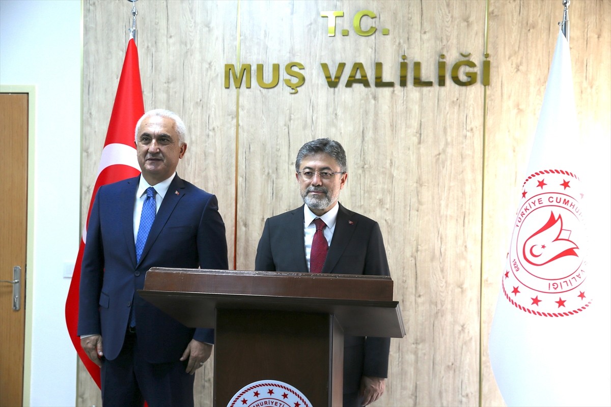 Tarım ve Orman Bakanı İbrahim Yumaklı, çeşitli programlara katılmak üzere Muş'a geldi. Bakan...