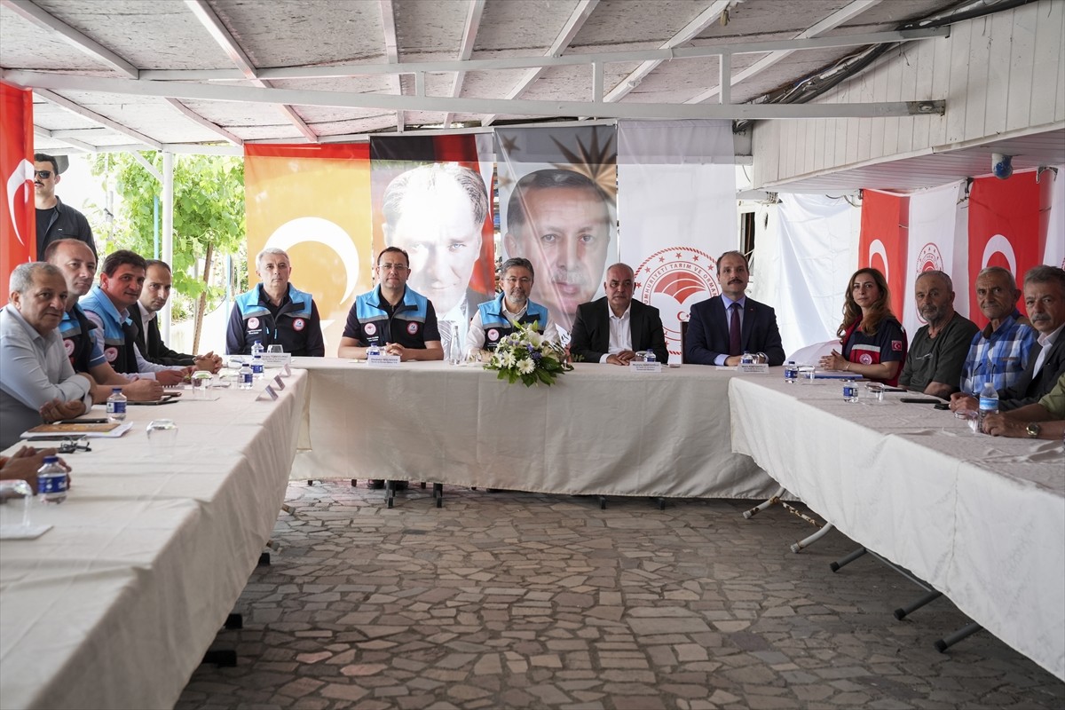 Tarım ve Orman Bakanı İbrahim Yumaklı (ortada), Samatya Balıkçı Barınağı'nda balıkçılarla...