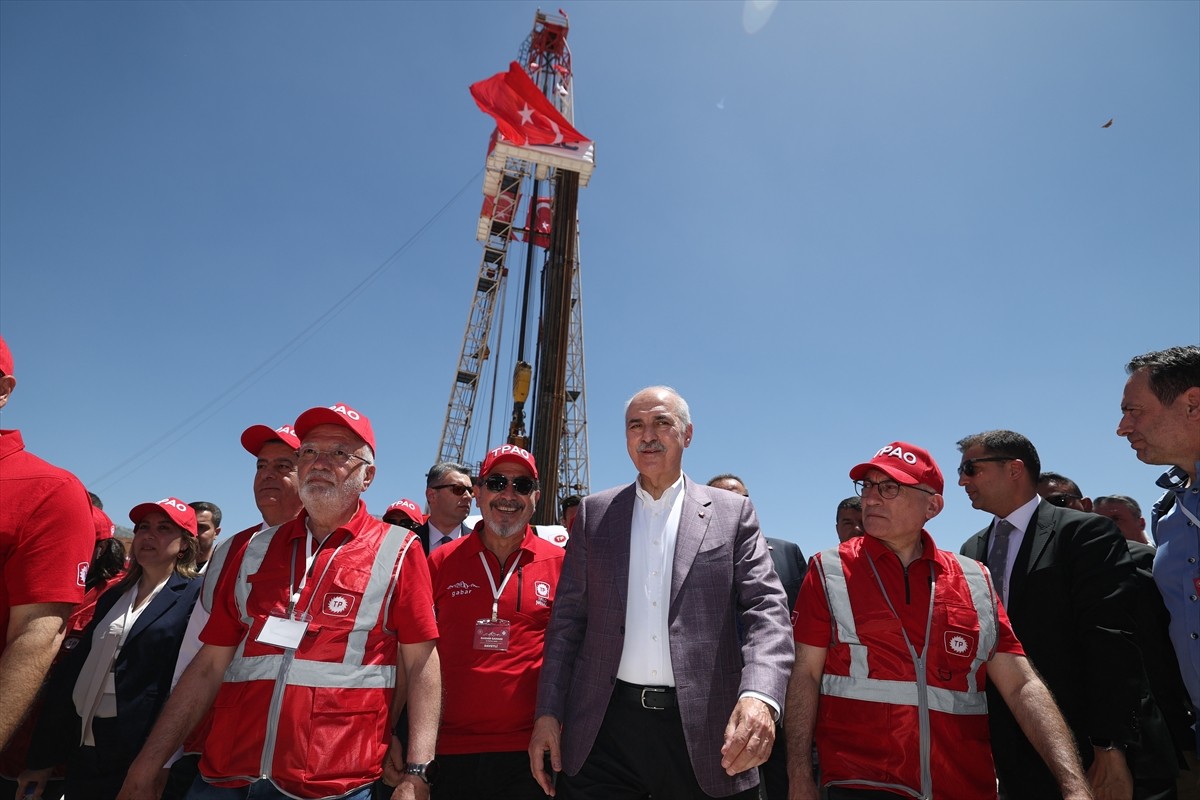 TBMM Başkanı Numan Kurtulmuş (sağ 3), beraberinde Enerji ve Tabii Kaynaklar Bakanı Alparslan...