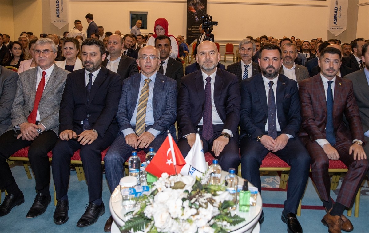 TBMM İçişleri Komisyonu Başkanı ve AK Parti İstanbul Milletvekili Süleyman Soylu'nun (sağ 3)...