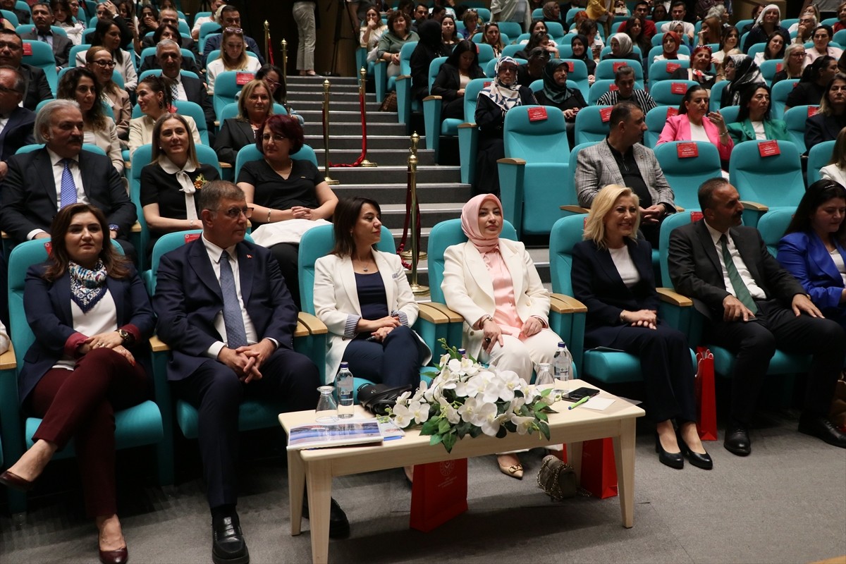 TBMM Kadın Erkek Fırsat Eşitliği Komisyonu tarafından İzmir İktisat Kongre Merkezi'nde, İzmir...