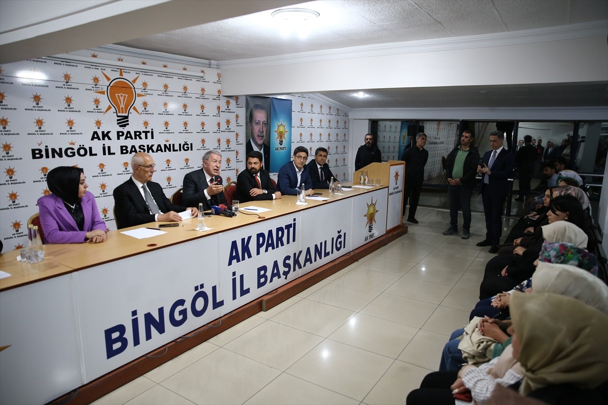 TBMM Milli Savunma Komisyonu Başkanı ve AK Parti Kayseri Milletvekili Hulusi Akar (ortada), AK...