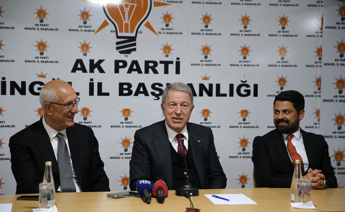 TBMM Milli Savunma Komisyonu Başkanı ve AK Parti Kayseri Milletvekili Hulusi Akar (ortada), AK...