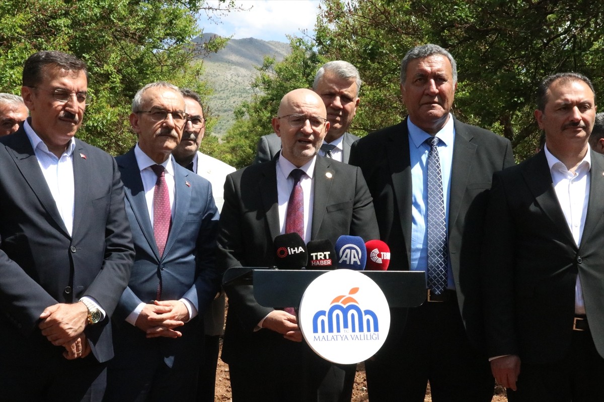 TBMM Zirai Don Olayını Araştırma Komisyonu üyeleri, Malatya'nın merkez Yeşilyurt ilçesinde zirai...