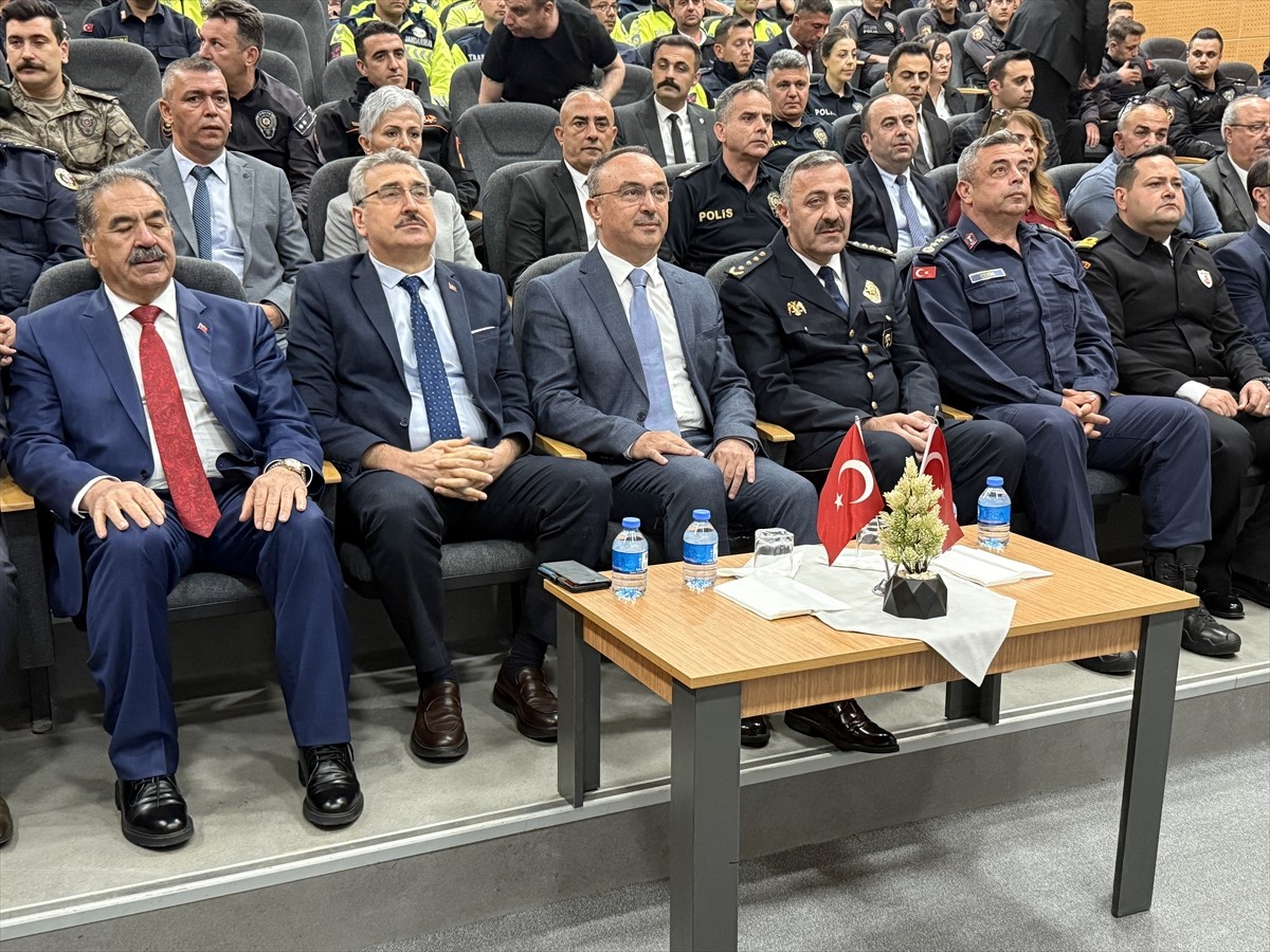 Tekirdağ'da, Karayolu Trafik Güvenliği Günü ve Trafik Haftası dolayısıyla, İl Emniyet Müdürlüğü...