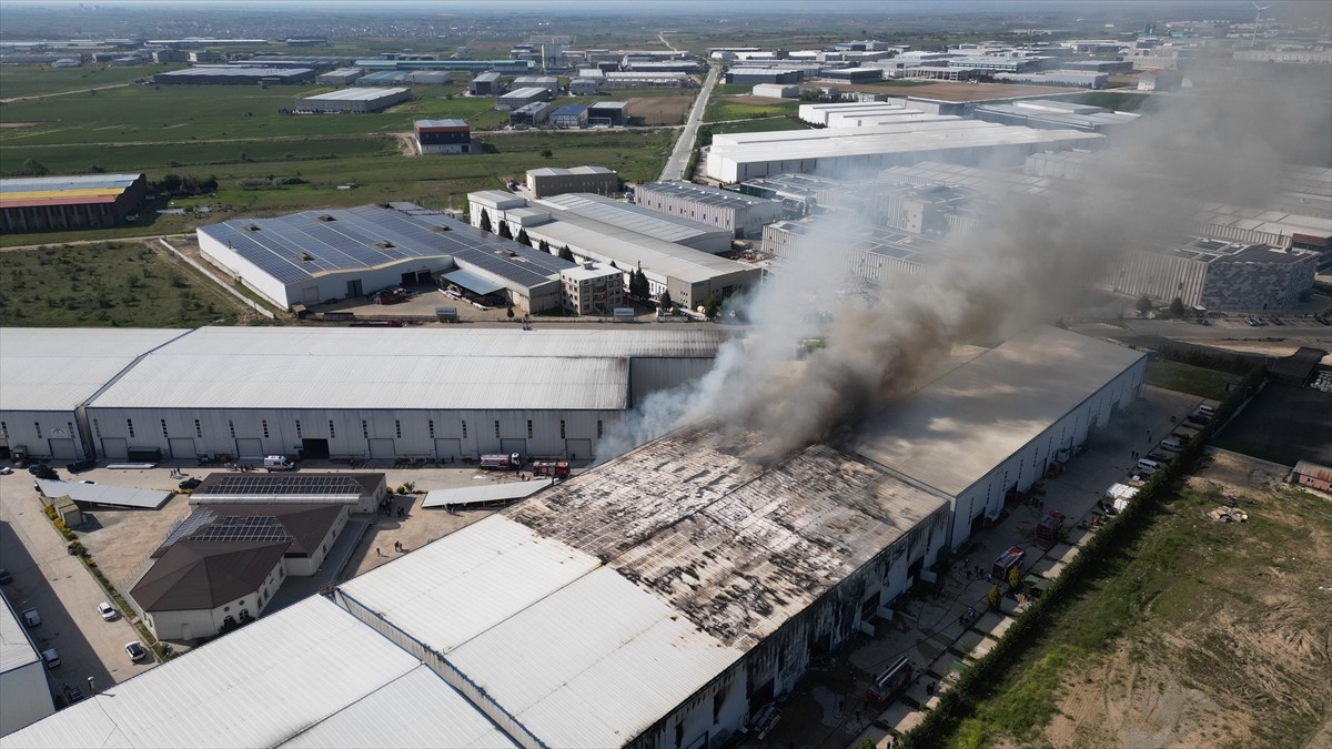 Tekirdağ'da kauçuk fabrikasında çıkan yangın kontrol altına alındı.
