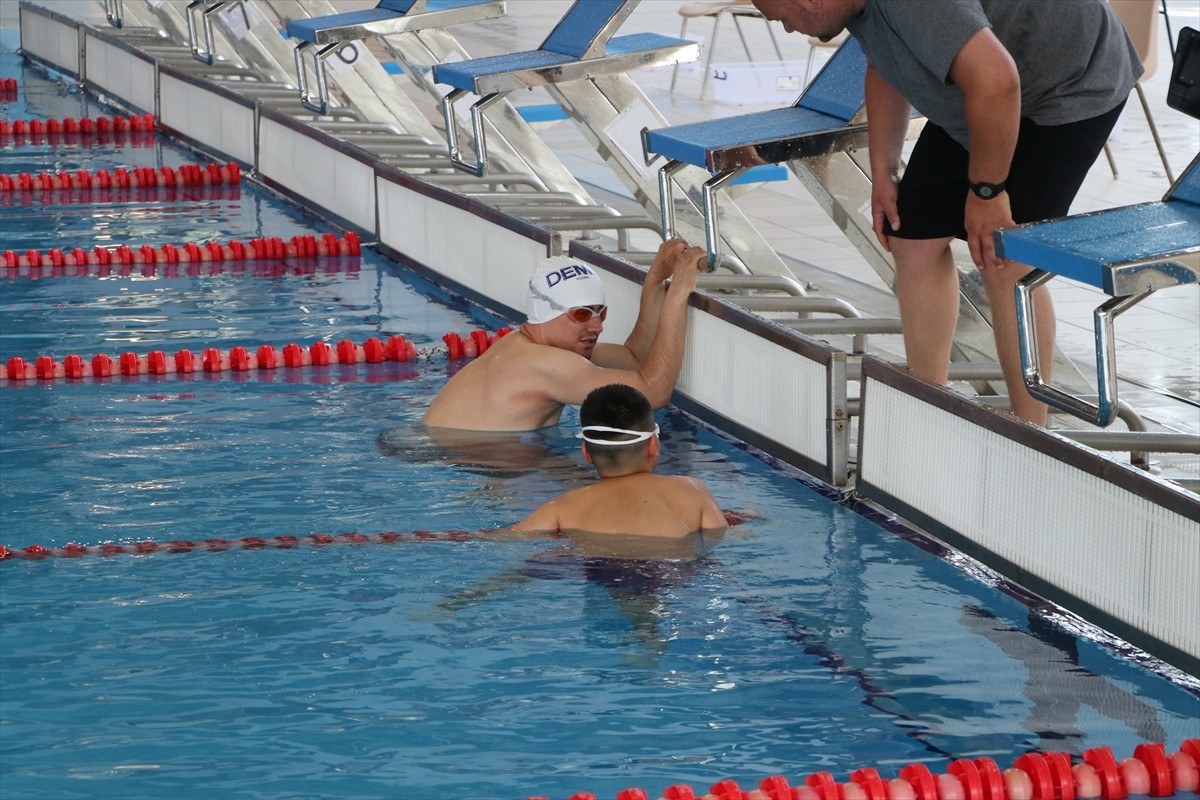 Tekirdağ'da özel çocuklar, yüzme yarışmasında dereceye girip, madalya kazanmak için kulaç attı....