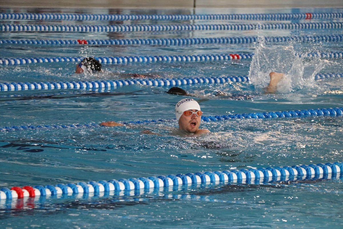 Tekirdağ'da özel çocuklar, yüzme yarışmasında dereceye girip, madalya kazanmak için kulaç attı....