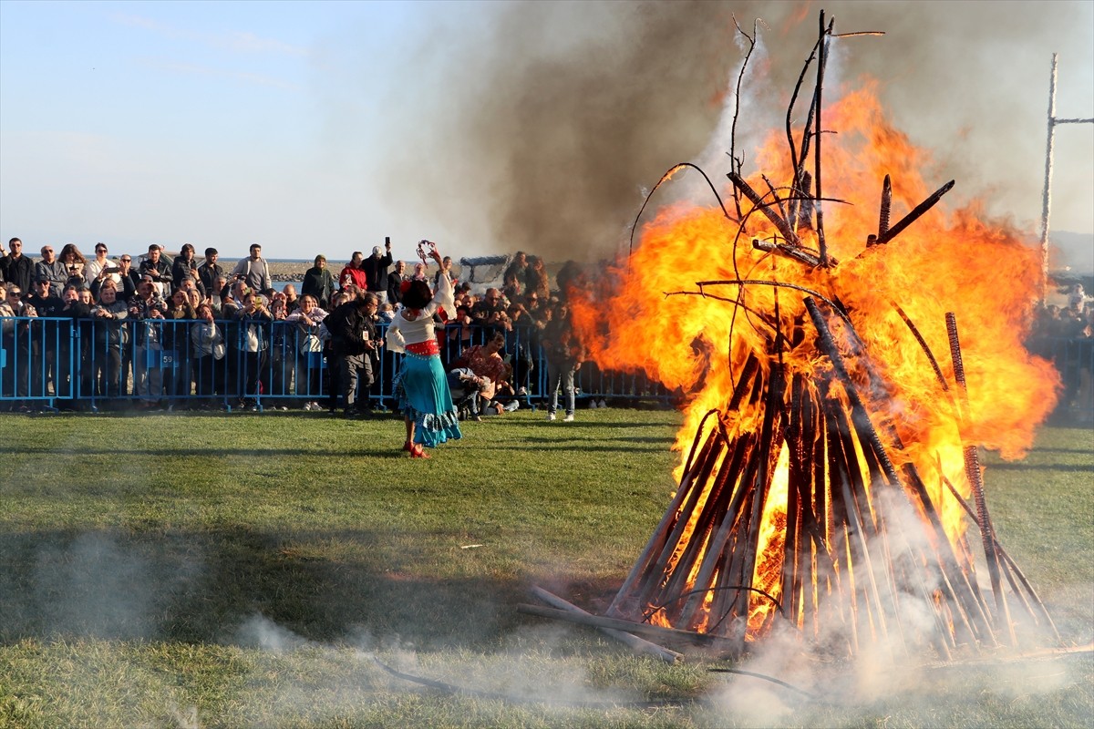 Tekirdağ'da "2. Süleymanpaşa Kakava Hıdrellez Şenliği" düzenlendi. Kortejin ardından amfi...