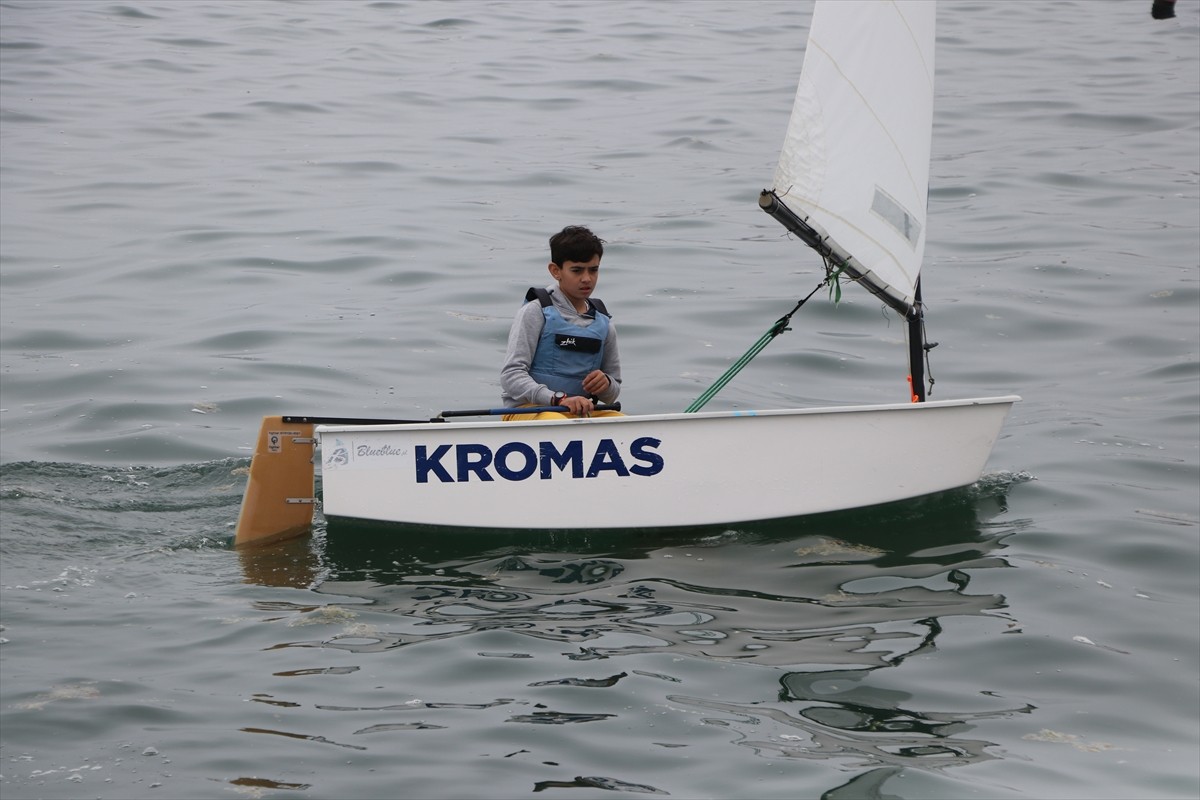 Tekirdağ'da yaşayan ve yelkende 2 Türkiye şampiyonluğu bulunan 12 yaşındaki milli sporcu Ahmet...