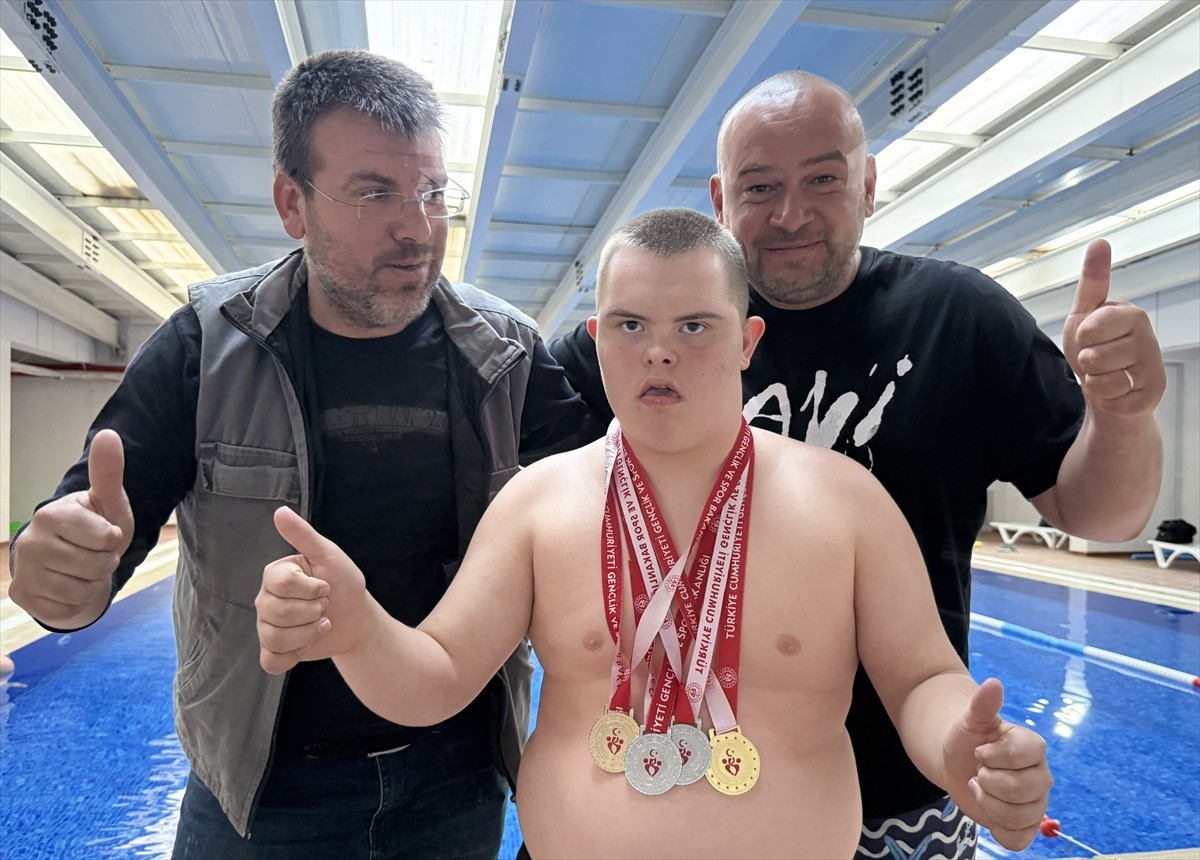 Tekirdağ'da yüzmeyle tanıştıktan sonra sosyalleşen down sendromlu 15 yaşındaki Yunus Emre Pınar...