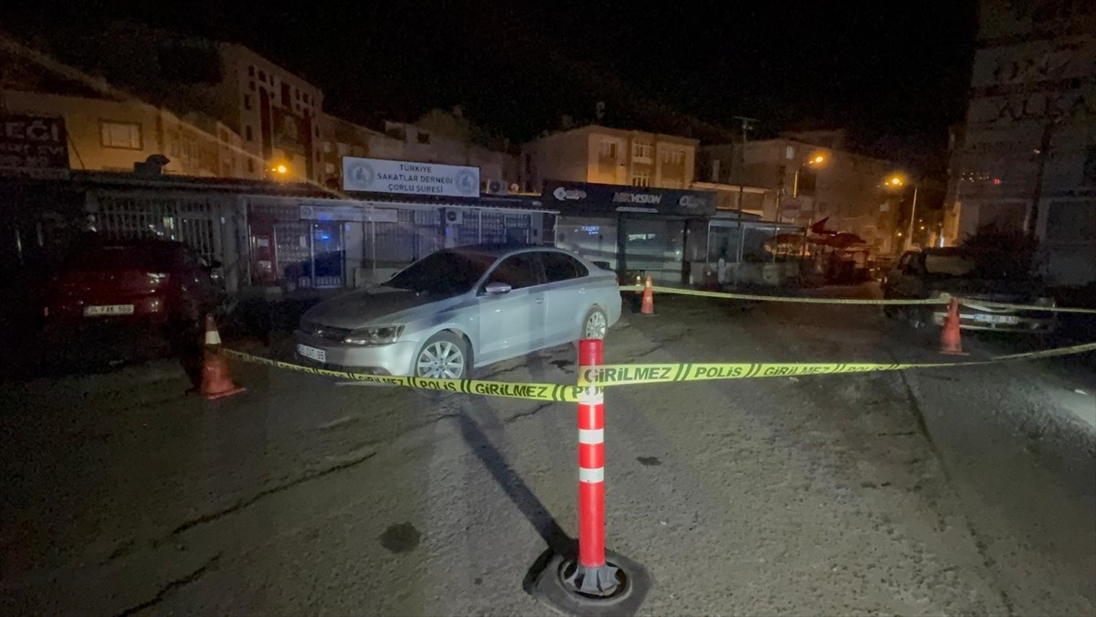 Tekirdağ'ın Çorlu ilçesinde otoparkta yere düşen 64 yaşındaki adam, bir otomobilin üzerinden...