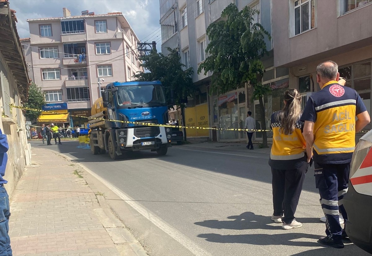 Tekirdağ'ın Malkara ilçesinde vidanjörün çarptığı kadın hayatını kaybetti.  Çevredekilerin...