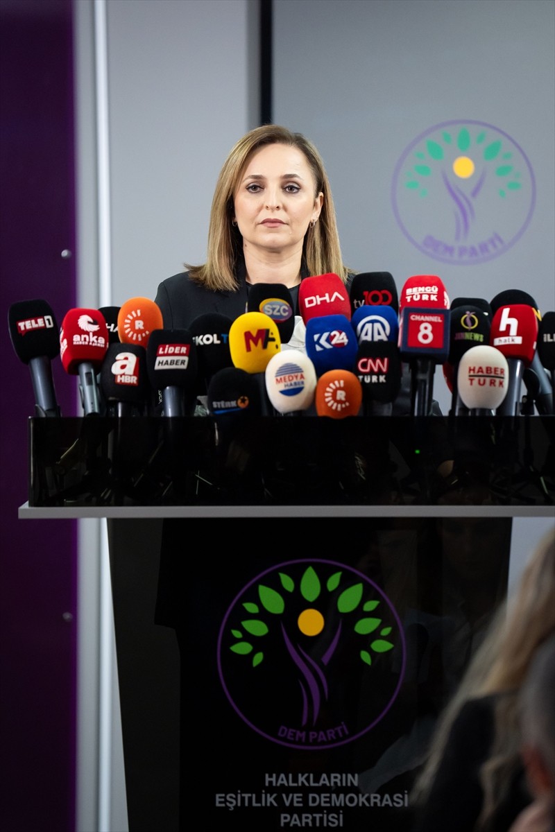 Terör örgütü PKK'nın fesih ve silah bırakma kararının ardından DEM Parti Sözcüsü Ayşegül Doğan...