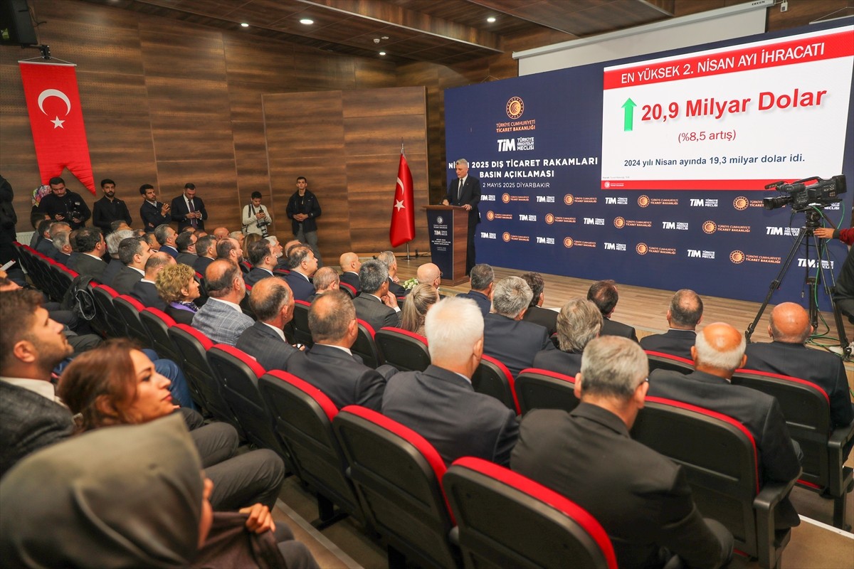 Ticaret Bakanı Ömer Bolat, Diyarbakır Valiliği'nde düzenlediği basın toplantısında, nisan ayı dış...