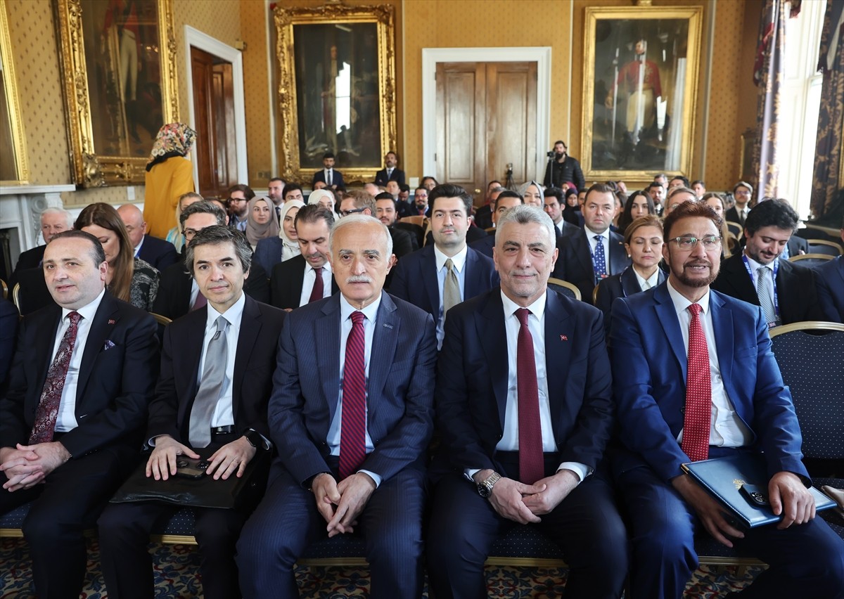Ticaret Bakanı Ömer Bolat, Londra temasları kapsamında, Dış Ekonomik İlişkiler Kurulu (DEİK) ve...