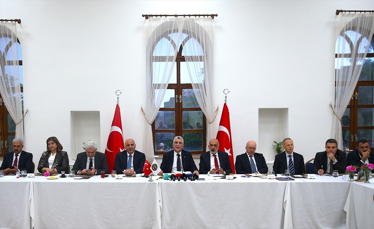 Ticaret Bakanı Ömer Bolat (ortada), Diyarbakır'daki temasları kapsamında beraberindeki bakan...