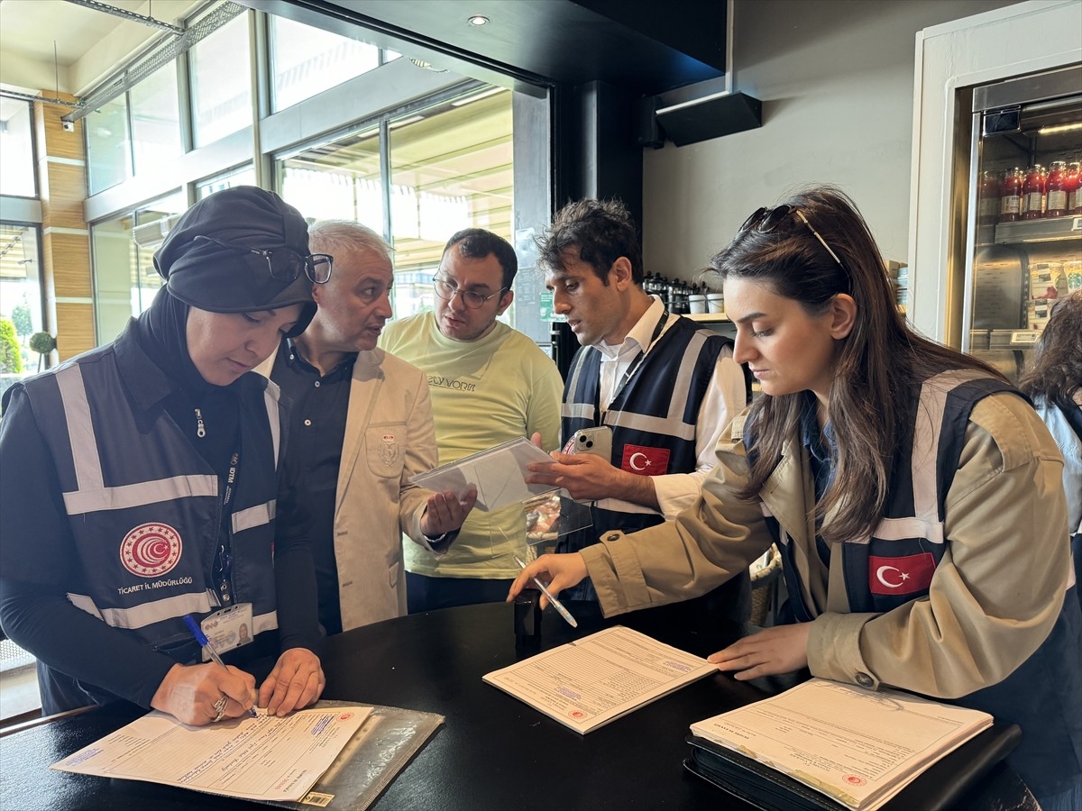 Ticaret Bakanlığı ekipleri, Kurban Bayramı öncesi İstanbul'da fiyat etiketi denetimi yaptı....