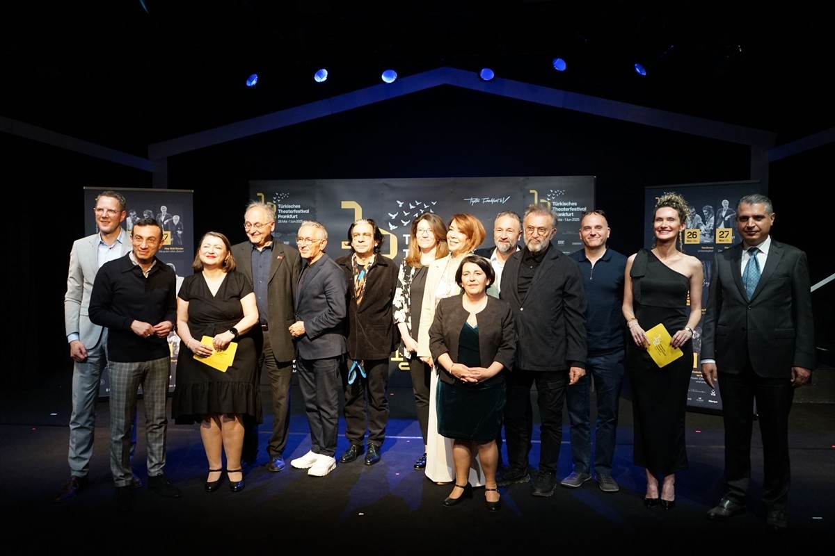Tiyatro Frankfurt'un ev sahipliğinde düzenlenen "12. Frankfurt Türk Tiyatro Festivali", "Yenilmez"...