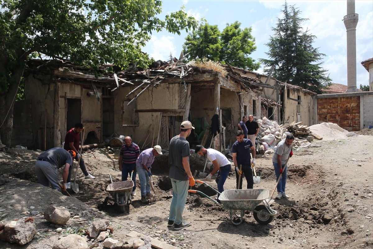 Tokat'ın Zile ilçesinde, mozaik bulunan alanda kazı çalışması başlatıldı.