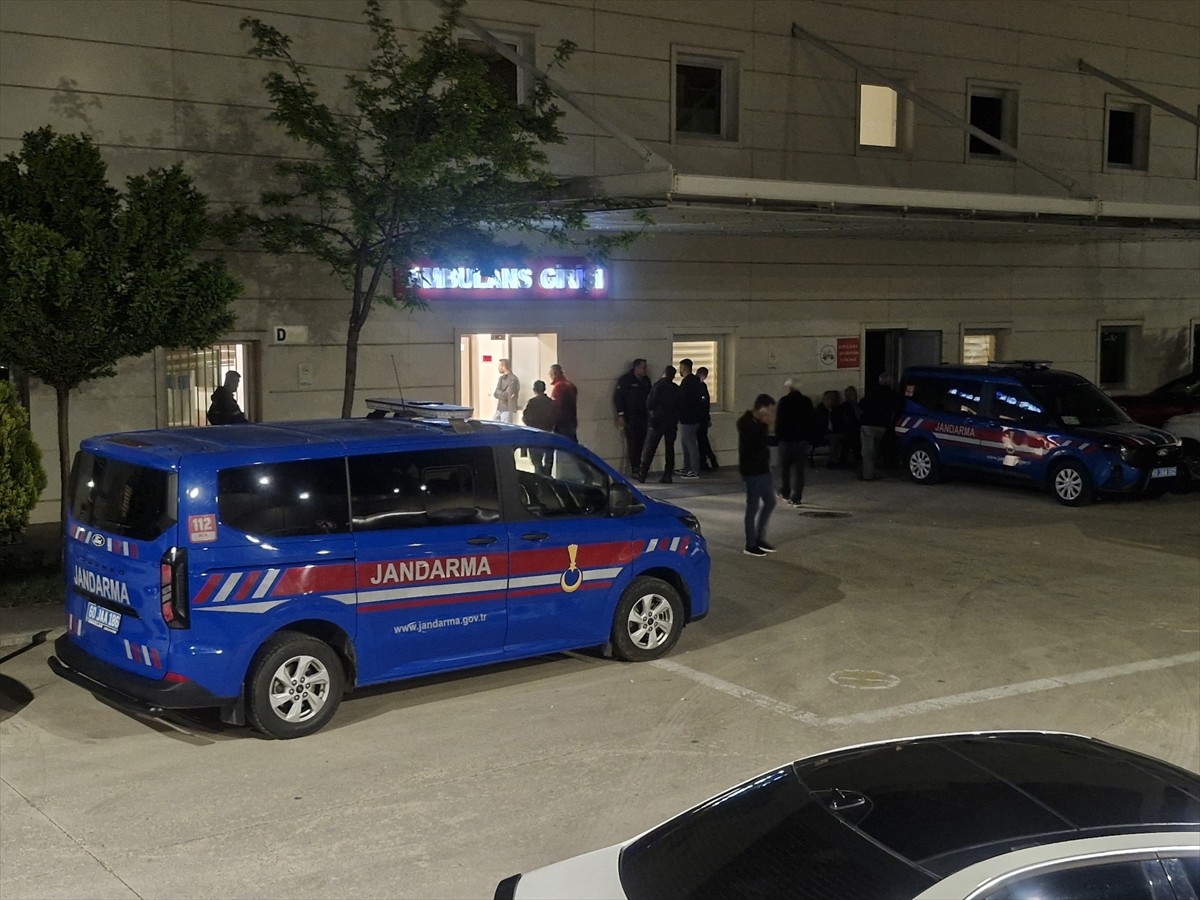 Tokat’ın Erbaa ilçesinde abi, tabancayla yengesini öldürdü, kardeşini yaraladı.  Vatandaşların...