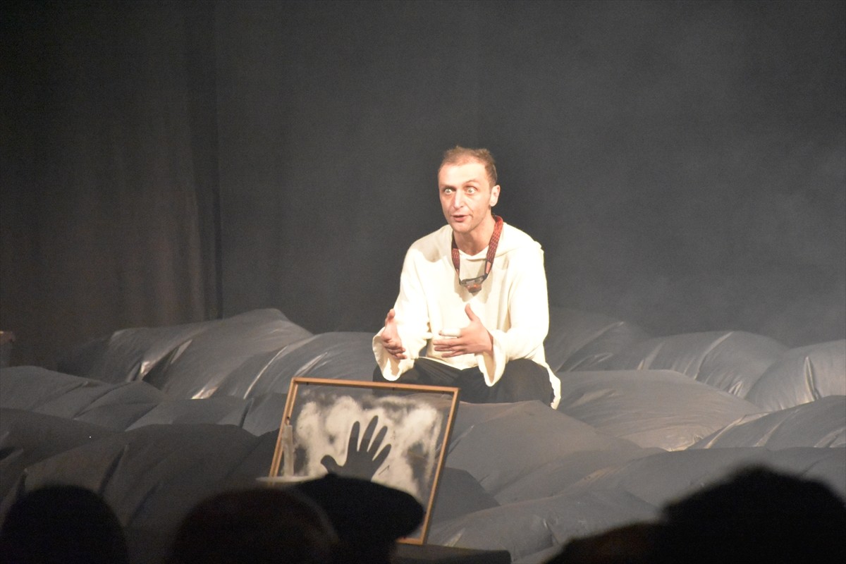 Trabzon'da düzenlenen "25. Uluslararası Karadeniz Tiyatro Festivali" kapsamında "Yaşam Döngüsü"...