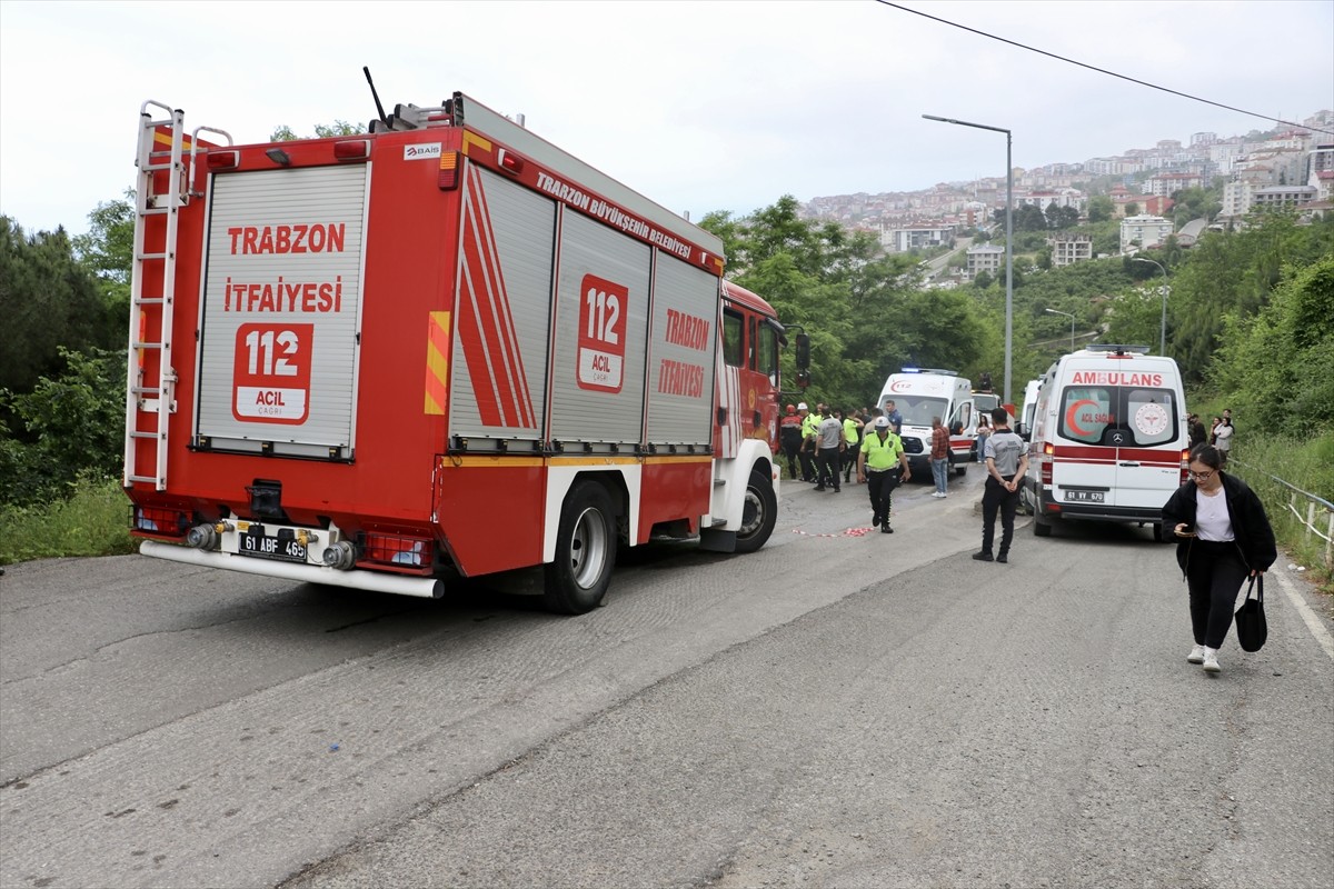 Trabzon'da park halindeki minibüsün, yolcu aldığı sırada kayarak şarampole devrilmesi sonucu 5...