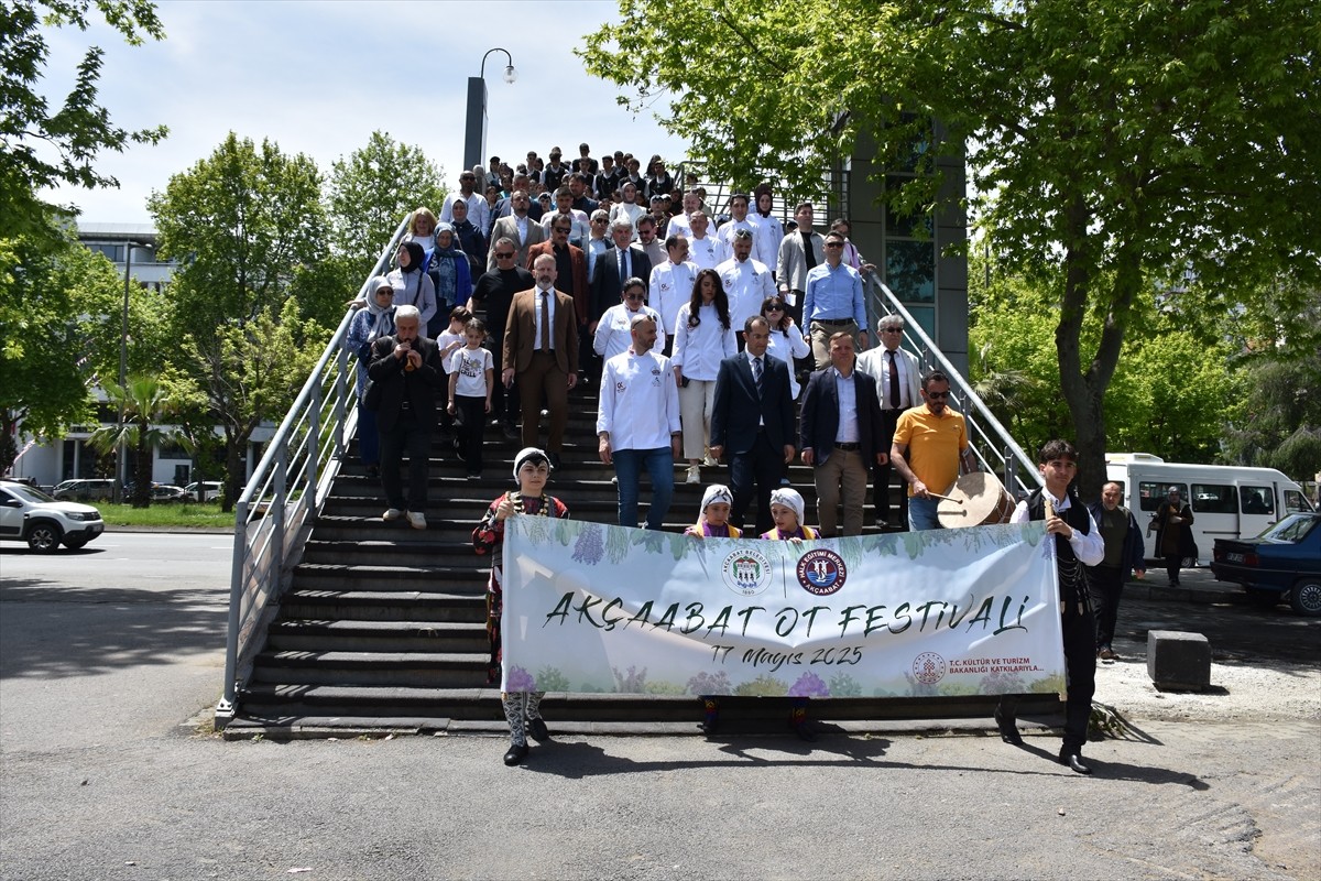 Trabzon'un Akçaabat ilçesinde bu yıl ilk kez "Ot Festivali" gerçekleştirildi. Akçaabat Belediyesi...