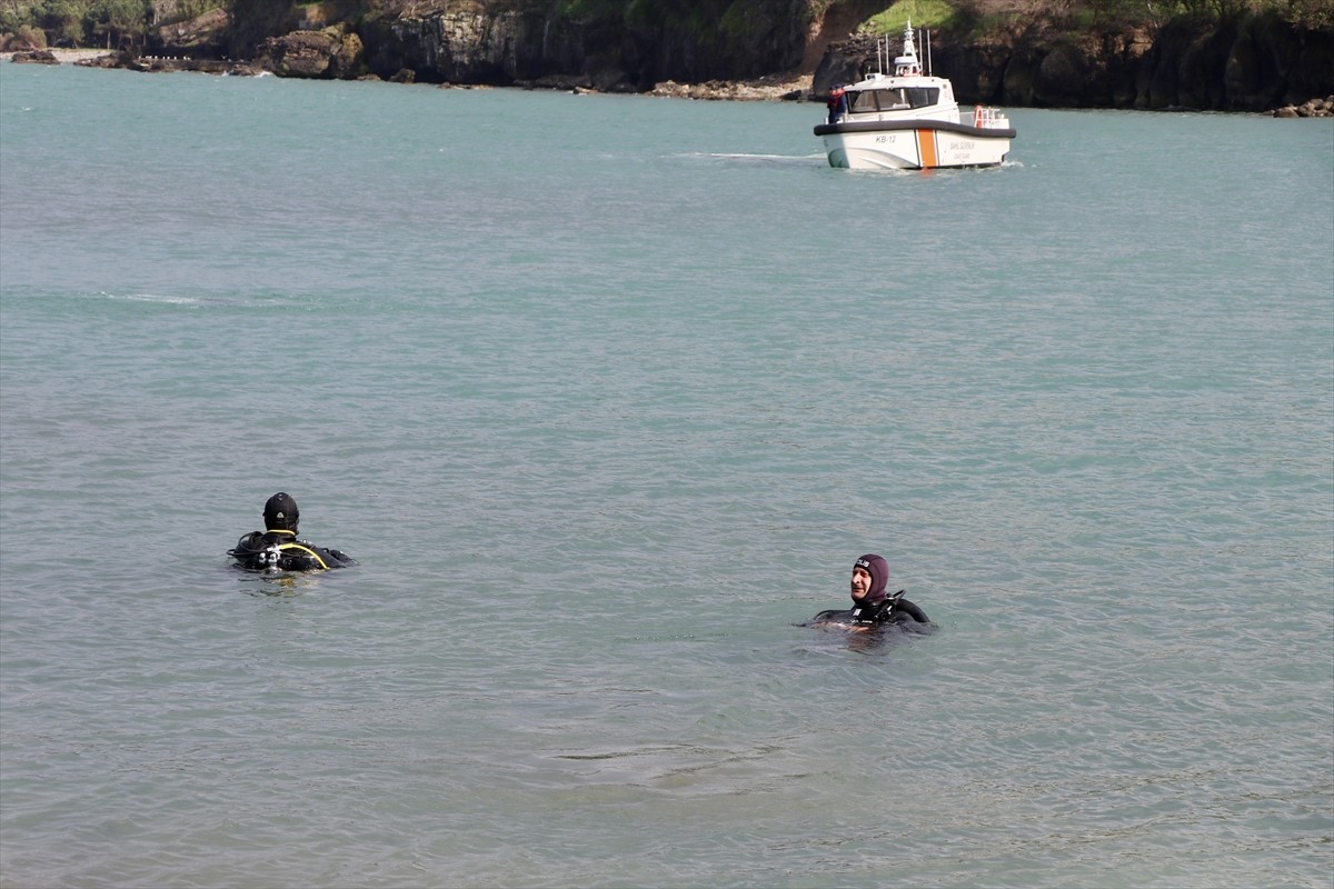 Trabzon'un Akçaabat ilçesinde yüzmek için denize giren arkadaşlardan biri boğuldu, diğeri ise...