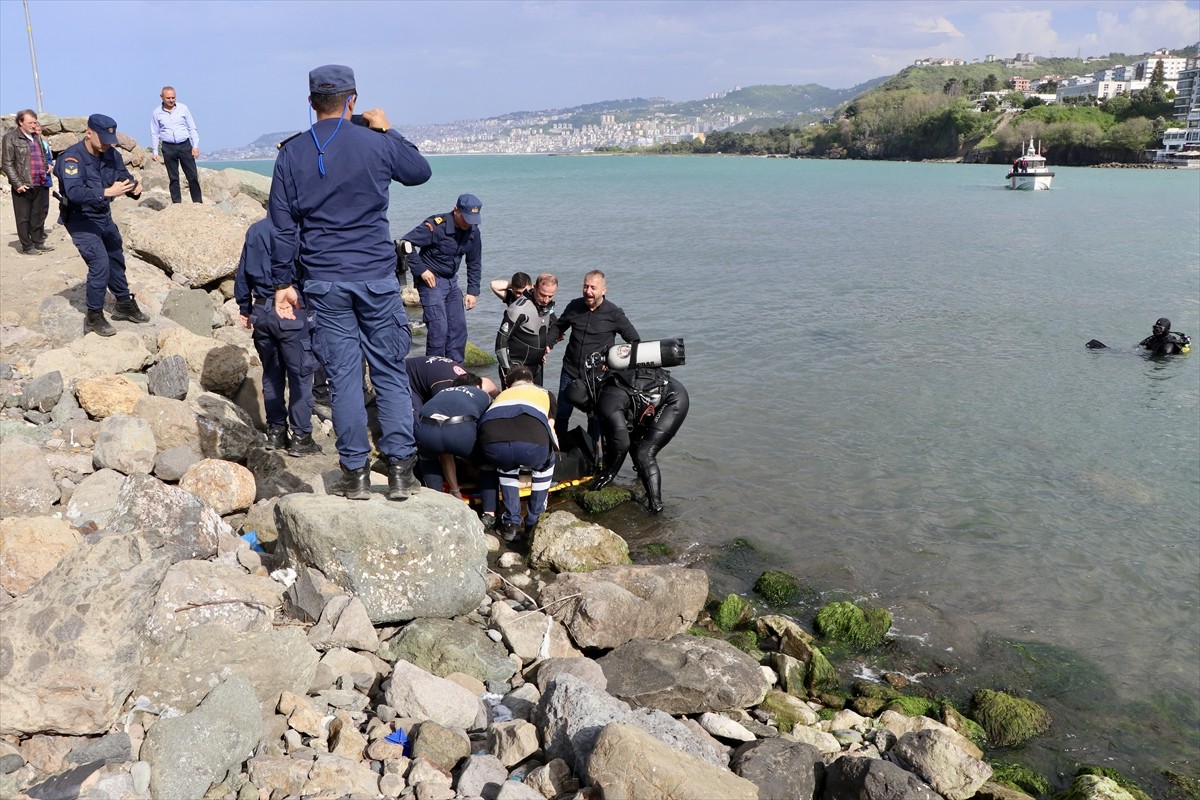 Trabzon'un Akçaabat ilçesinde yüzmek için denize giren arkadaşlardan biri boğuldu, diğeri ise...
