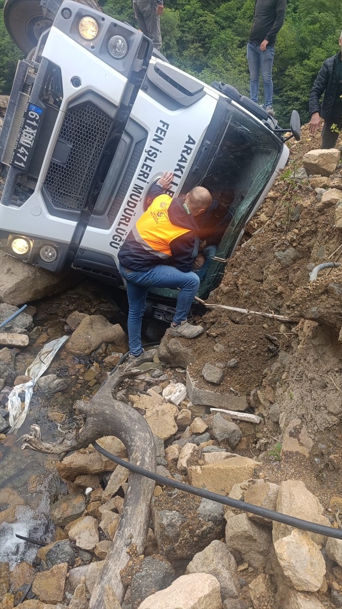 Trabzon'un Araklı ilçesinde şarampole devrilen kamyonun sürücüsü yaralandı. İhbar üzerine bölgeye...