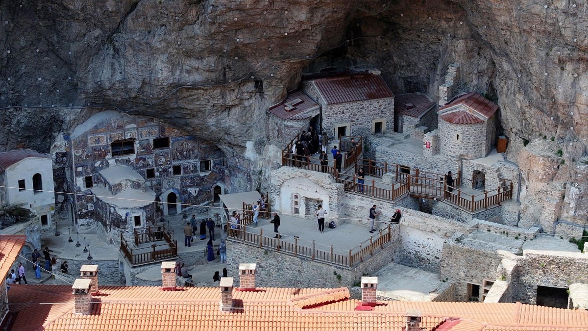 Trabzon'un Maçka ilçesindeki Karadağ'ın Altındere Vadisi'nde 300 metre yükseklikte kayalar...